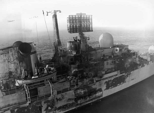 El destructor británico HMS Sheffield, dañado por un ataque con misiles Exocet cerca de las Islas Malvinas durante la guerra, mayo de 1982. Veinte personas perdieron la vida en el incidente y el barco se hundió posteriormente en el Atlántico Sur.