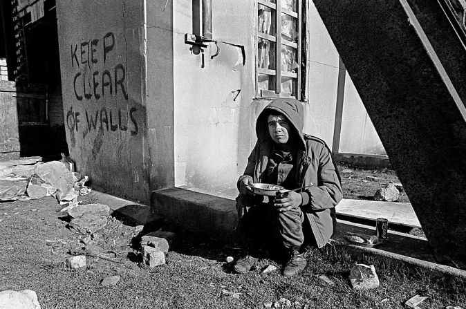 Un solitario soldado argentino no identificado almuerza en la antigua base de los Royal Marines, 13 de abril de 1982. 40 años después de la guerra, Argentina sigue reclamando la soberanía de las Islas Malvinas, que la junta militar del país invadió el 2 de abril de 1982. Más de 900 personas murieron, entre ellas 649 argentinos, 255 británicos y tres isleños, antes de que las fuerzas argentinas se rindieran el 14 de junio de 1982. Argentina volvió a la democracia en 1983.