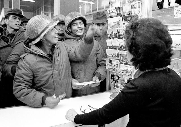 Soldados argentinos compran postales en una tienda de recuerdos en Puerto Argentino, el 13 de abril de 1982.