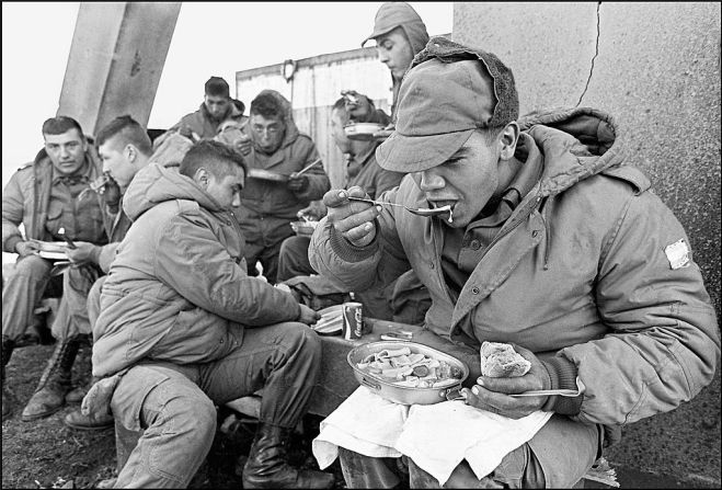 Soldados argentinos almuerzan en la antigua base de los Royal Marines, parcialmente destruida, el 13 de abril de 1982.