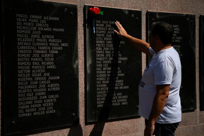 Un familiar de un soldado argentino que murió en la guerra de las Malvinas toca el cenotafio dedicado a los 649 soldados de ese país que murieron durante el conflicto del Atlántico Sur, el 2 de abril de 2018.