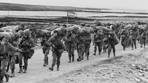 Soldados argentinos son vistos el 13 de abril de 1982 en su camino para ocupar la base de los Royal Marines capturada en Puerto Argentino/Port Stanley, unos días después de que la dictadura militar argentina se apoderara de las islas Malvinas/Falklands, iniciando una guerra entre la Argentina y el Reino Unido. FOTO AFP Daniel GARCIA