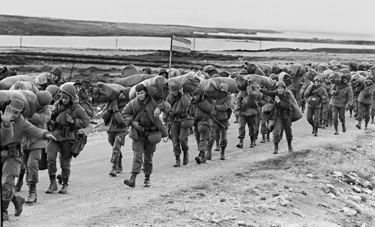 Soldados argentinos son vistos el 13 de abril de 1982 en camino a ocupar la base de los Royal Marines capturada en Puerto Argentino (Port Stanley para los británicos), unos días después del comienzo de la guerra de Malvinas (o Falklands, para los británicos). Mira en esta galería algunas imágenes del conflicto, del que se cumplen 40 años.