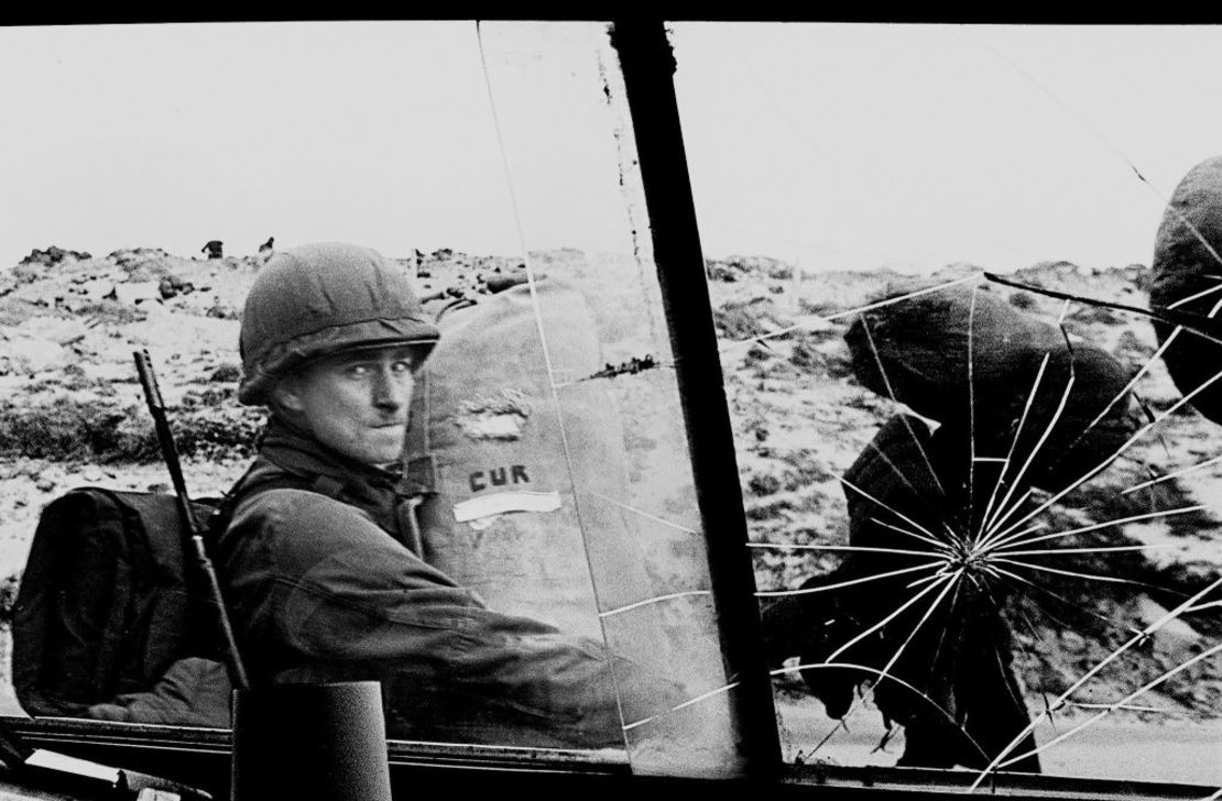 Un soldado argentino visto el 13 de abril de 1982 en su camino para ocupar la base de los Royal Marines capturada en Puerto Argentino/Port Stanley, pocos días después de que la dictadura militar argentina se apoderara de las islas Malvinas/Falklands, iniciando una guerra entre la Argentina y el Reino Unido.