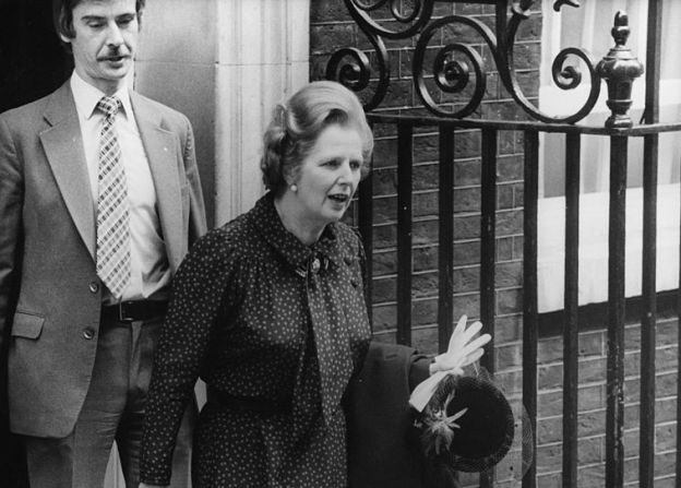 La primera ministra británica, Margaret Thatcher, sale de Downing Street tras el anuncio de que las fuerzas británicas han desembarcado en las Islas Malvinas, el 21 de mayo de 1982.