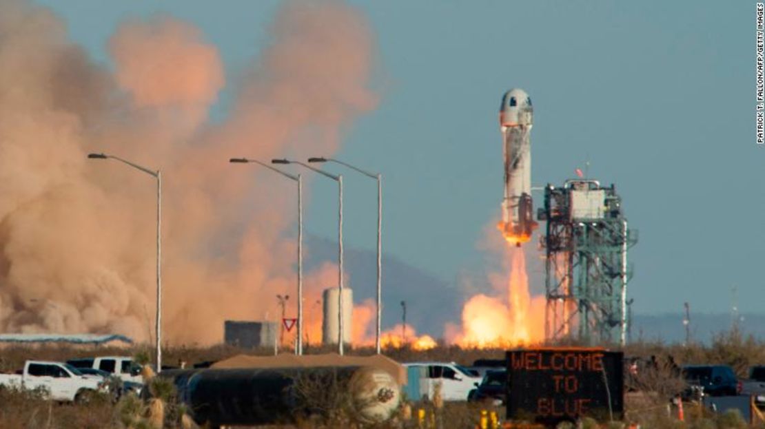 Un cohete Blue Origin New Shepard se lanza el 11 de diciembre de 2021 en el oeste de Texas, cerca de Van Horn.