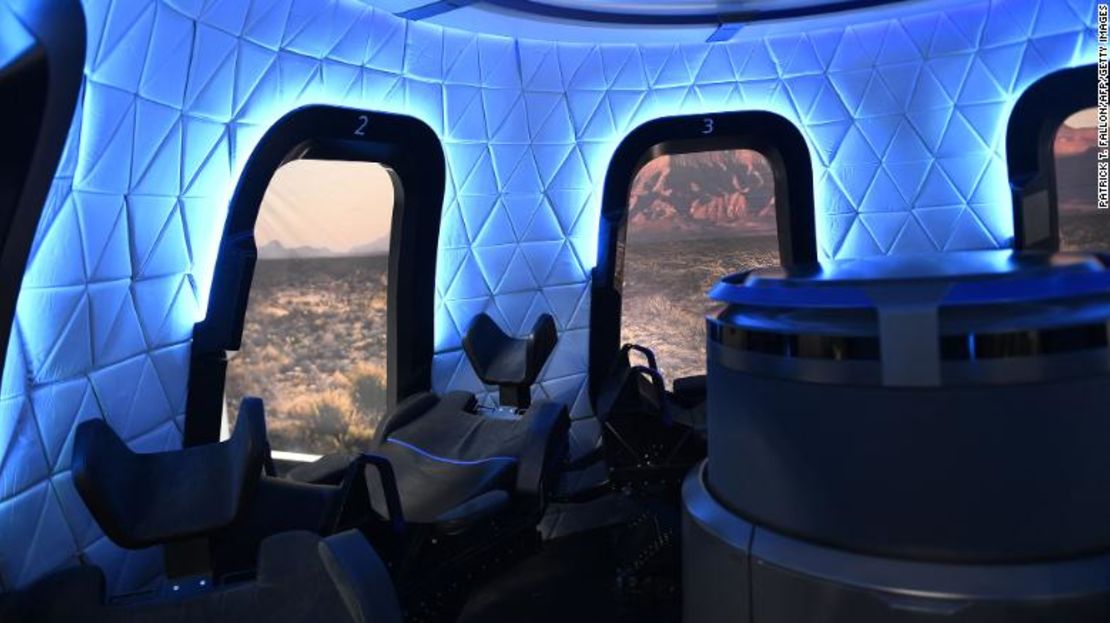 El interior de una cápsula Blue Origin en exhibición el 11 de diciembre de 2021 en Van Horn, Texas.