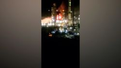 CNNE 1177253 - asi fue el impactante incendio de una refineria de exxon