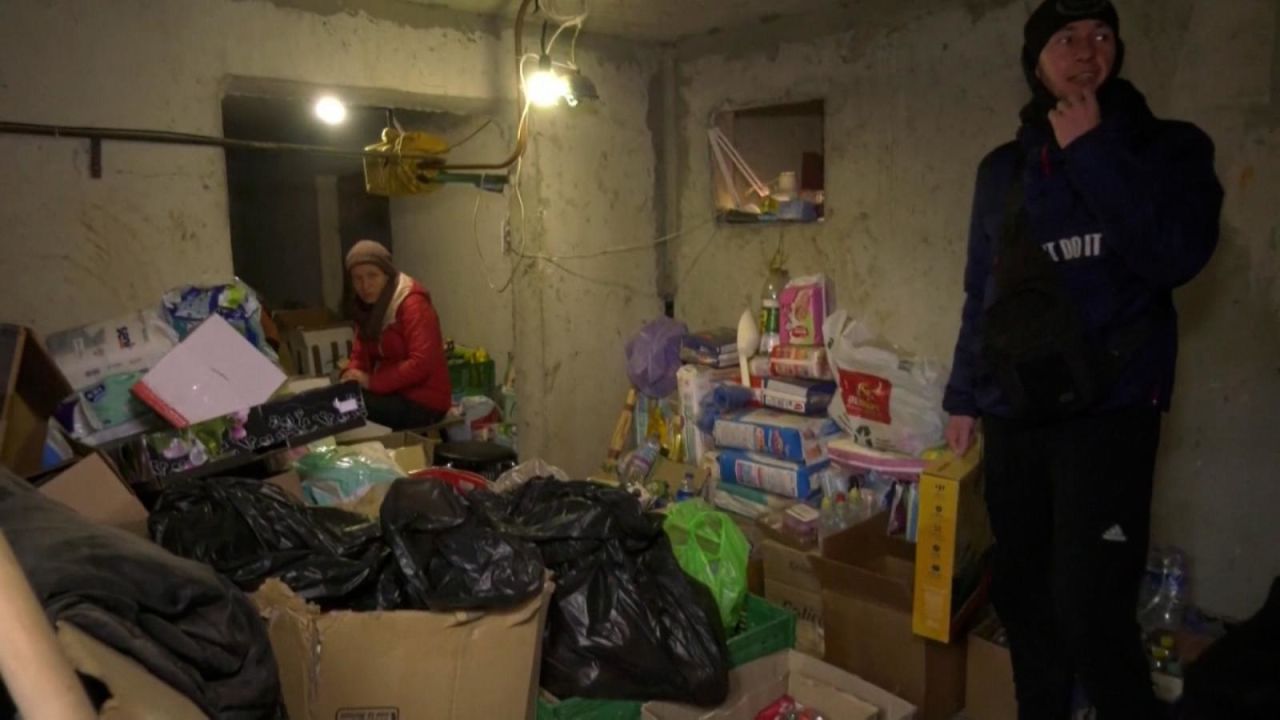 CNNE 1177784 - en jarkiv voluntarios entregan comida y medicamentos