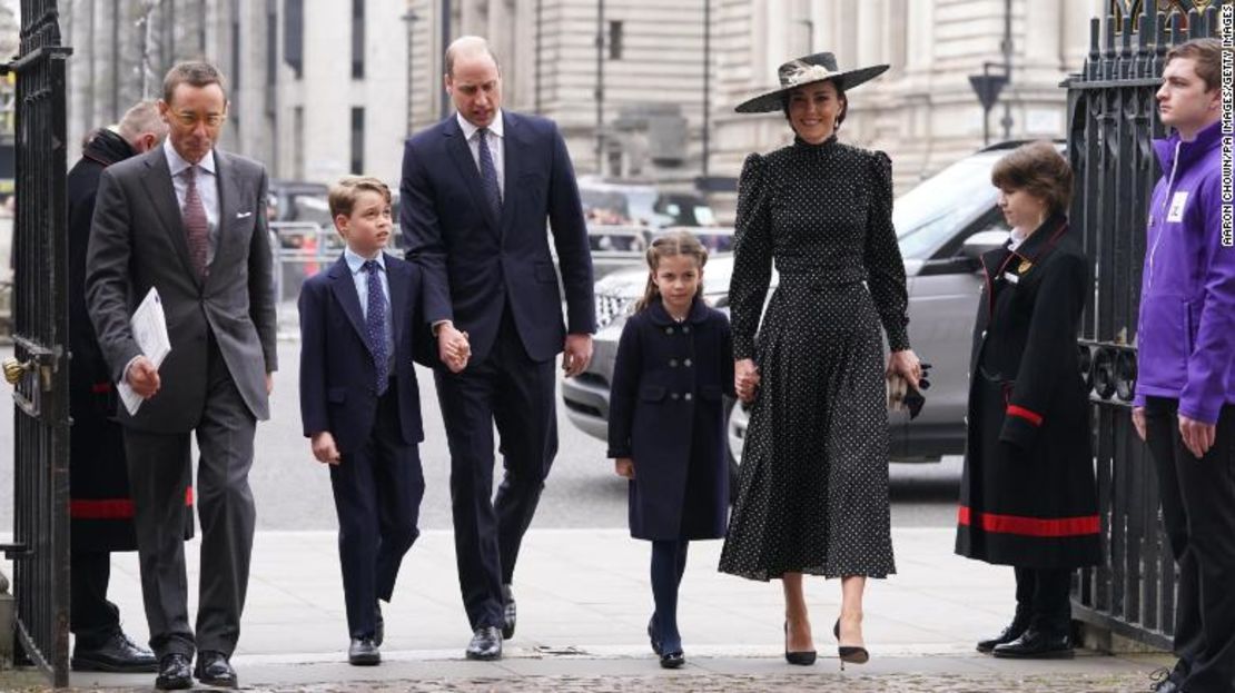 El duque y la duquesa de Cambridge, el príncipe Jorge y la princesa Carlota llegan al servicio.