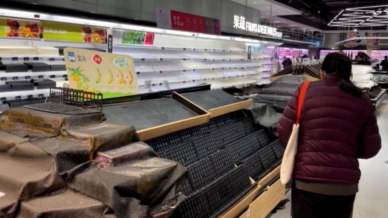 CNNE 1177980 - supermercados vacios en segundo dia de aislamiento en china
