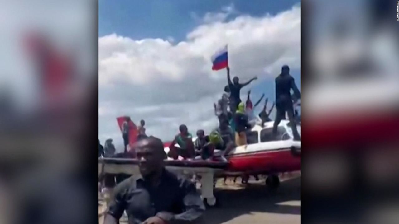 CNNE 1178424 - manifestantes incendian una avioneta en haiti