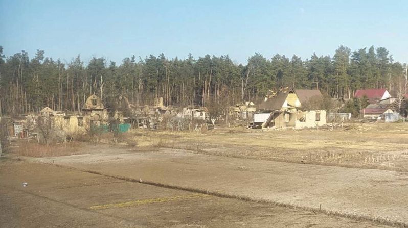 Moschun: Las casas yacen en ruinas tras el intenso bombardeo de la aldea por parte de las fuerzas rusas. Cuando comenzó la guerra, pensaron que Moschun se libraría de lo peor del conflicto debido a su lejanía. Según sus cálculos, alrededor de la mitad del pueblo está ahora en ruinas, dijo Smolych. Crédito: Olena Smolych