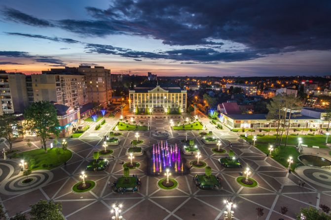 Irpin: La plaza de la ciudad por la noche frente al Ayuntamiento de Irpin, antes de que comenzara la guerra. Crédito: Mariana Ianovska/Adobe Stock