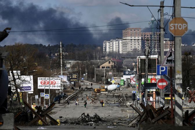 Los residentes evacuan Irpin el 10 de marzo ante la proximidad de las tropas rusas. Rusia empezó a atacar la ciudad durante la primera fase de la invasión, con ataques de misiles y frecuentes bombardeos que provocaron una destrucción generalizada.Crédito: Aris Messinis/AFP/Getty Images