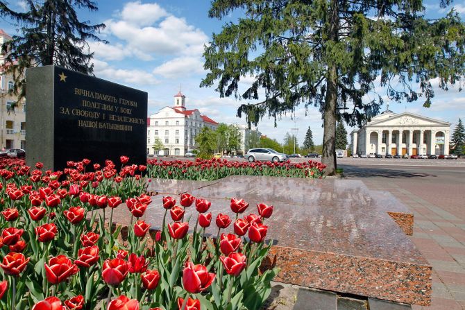 Chernihiv: Un día de primavera de 2020 en el exterior del Centro Filarmónico de Festivales y Conciertos de Chernihiv. Chernihiv es una ciudad con una larga historia, con iglesias que datan del siglo XI. Crédito: Koshmal Victor/Ukrinform/Future Publishing/Getty Images