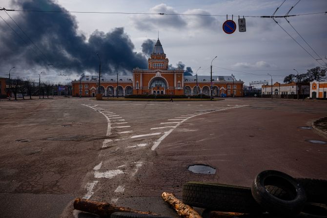 Chernihiv: Se ven columnas de humo el 4 de marzo detrás de la estación de tren de Chernihiv. Al menos 47 personas murieron el 3 de marzo después de que las fuerzas rusas atacaran zonas residenciales, según las autoridades. Crédito: Dimitar Dilkoff/AFP/Getty Images