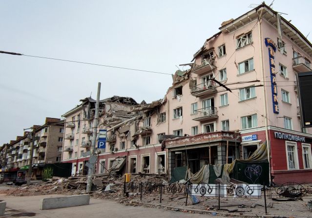 Chernihiv: Un hotel destruido tras un presunto ataque aéreo el 12 de marzo. "Cuando los cohetes alcanzaron nuestras casas por la noche y las ventanas saltaron por los aires, nos dimos cuenta de lo que significaba para nosotros". Victoria Aryshchenko dijo que la ciudad estaba sin calefacción, electricidad o agua. Algunos ni siquiera tenían gas. La comida escasea, con filas de hasta 3 horas si algo abreCrédito: Oleh Holovatenko/Reuters