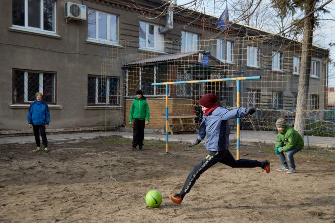 Mariúpol: Unos niños juegan al fútbol el 17 de febrero, una semana antes de que comience la invasión rusa de Ucrania. Crédito: Pierre Crom/Getty Images