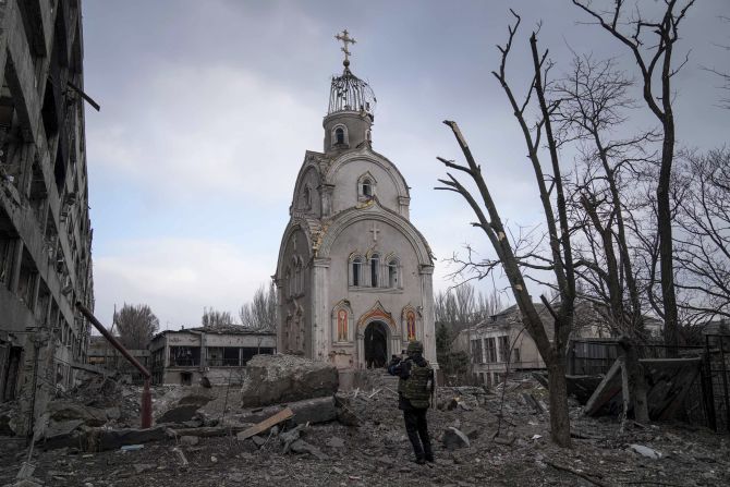 Una iglesia dañada mostrada el 10 de marzo tras un bombardeo en un distrito residencial. Mariúpol sigue sitiada, y los últimos informes muestran que la situación sigue deteriorándose, a medida que se destruyen más edificios residenciales y los escombros se acumulan en las calles. Crédito: Evgeniy Maloletka/AP