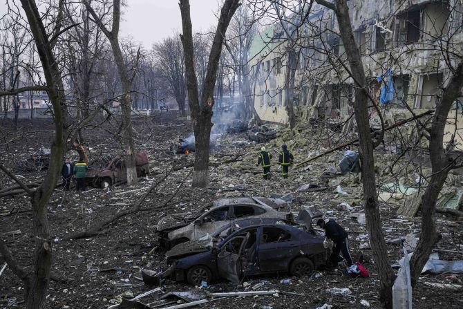 Mariúpol: Empleados de emergencias ucranianos trabajan el 9 de marzo junto a un hospital de maternidad dañado por los bombardeos. Crédito: Evgeniy Maloletka/AP