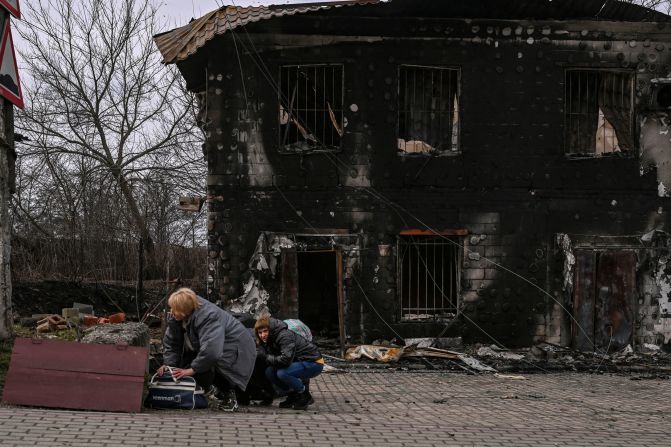 Bucha: La gente se pone a cubierto en Bucha durante los incesantes bombardeos. Bucha, en la provincia de Kyiv, es una de las muchas ciudades devastadas por la invasión rusa no provocada de Ucrania. Las escenas cotidianas de ir al trabajo y salir con los amigos los fines de semana han sido sustituidas por los horrores de la guerra, ya que millones de personas se ven obligadas a huir o a buscar refugio. Crédito: Aris Messinis/AFP/Getty Images