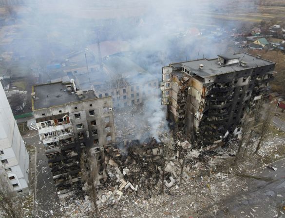 Borodyanka: Un edificio residencial en Borodyanka destruido por los bombardeos rusos tras la invasión. "No existe Borodyanka", dijo el 5 de marzo Oleksiy Kuleba, jefe de la Administración Estatal Regional de Kyiv. "Está casi completamente destruida. El centro de la ciudad es simplemente horrible. Borodyanka está bajo la influencia de las tropas rusas; controlan este asentamiento".Crédito: Maksim Levin/Reuters