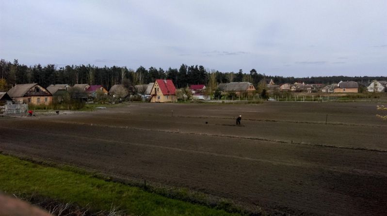 Moschun: Olena Smolych capta a alguien cuidando un campo en Moschun antes de la guerra. Olena Smolych y su familia se enamoraron por primera vez del "pintoresco" pueblo de Moschun tras visitar a unos amigos.Crédito: Olena Smolych