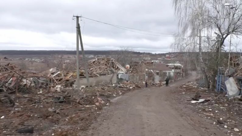 Yakivlivka: Las casas y otros edificios fueron destruidos en Yakivlivka. El pequeño pueblo fue devastado por lo que, según los lugareños, fueron cuatro ataques aéreos rusos. Los informes y los videos muestran casas destruidas y a los residentes trabajando para limpiar la zona a pesar de que no llega la ayuda.Crédito: ITN