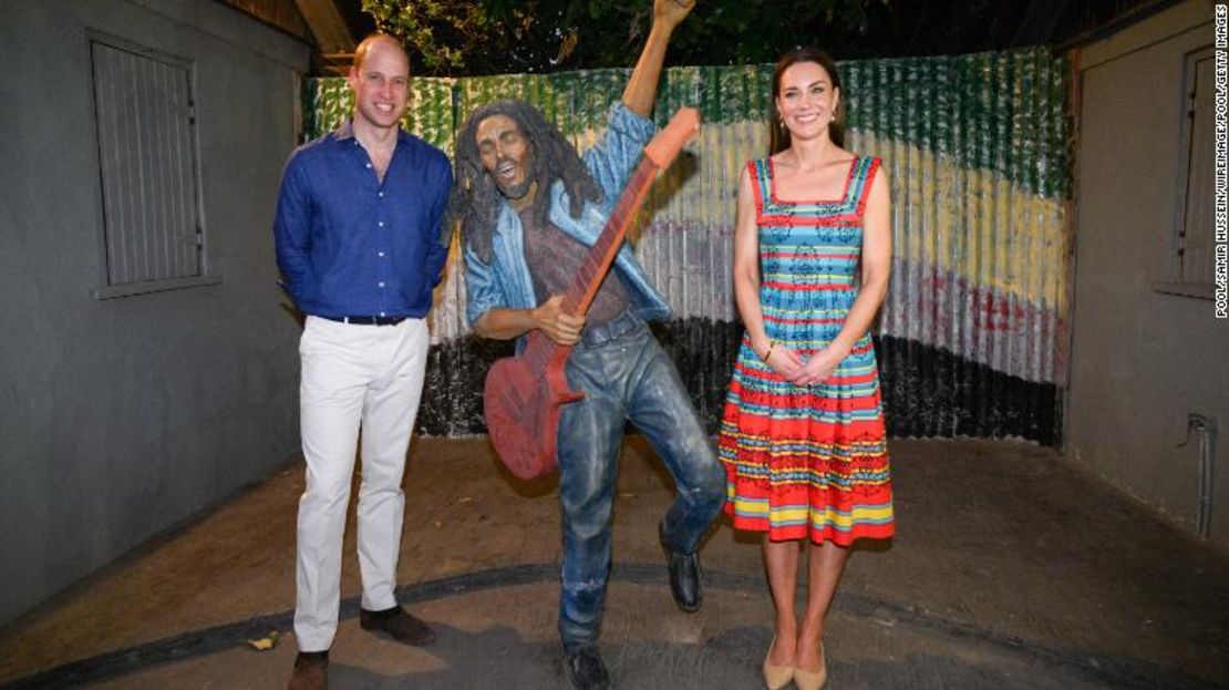 El príncipe William, duque de Cambridge, y Catalina, duquesa de Cambridge, visitan el museo Trench Town Culture Yard, donde vivió Bob Marley.