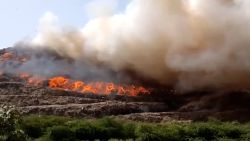 CNNE 1178720 - mira este impactante incendio de un vertedero en la india