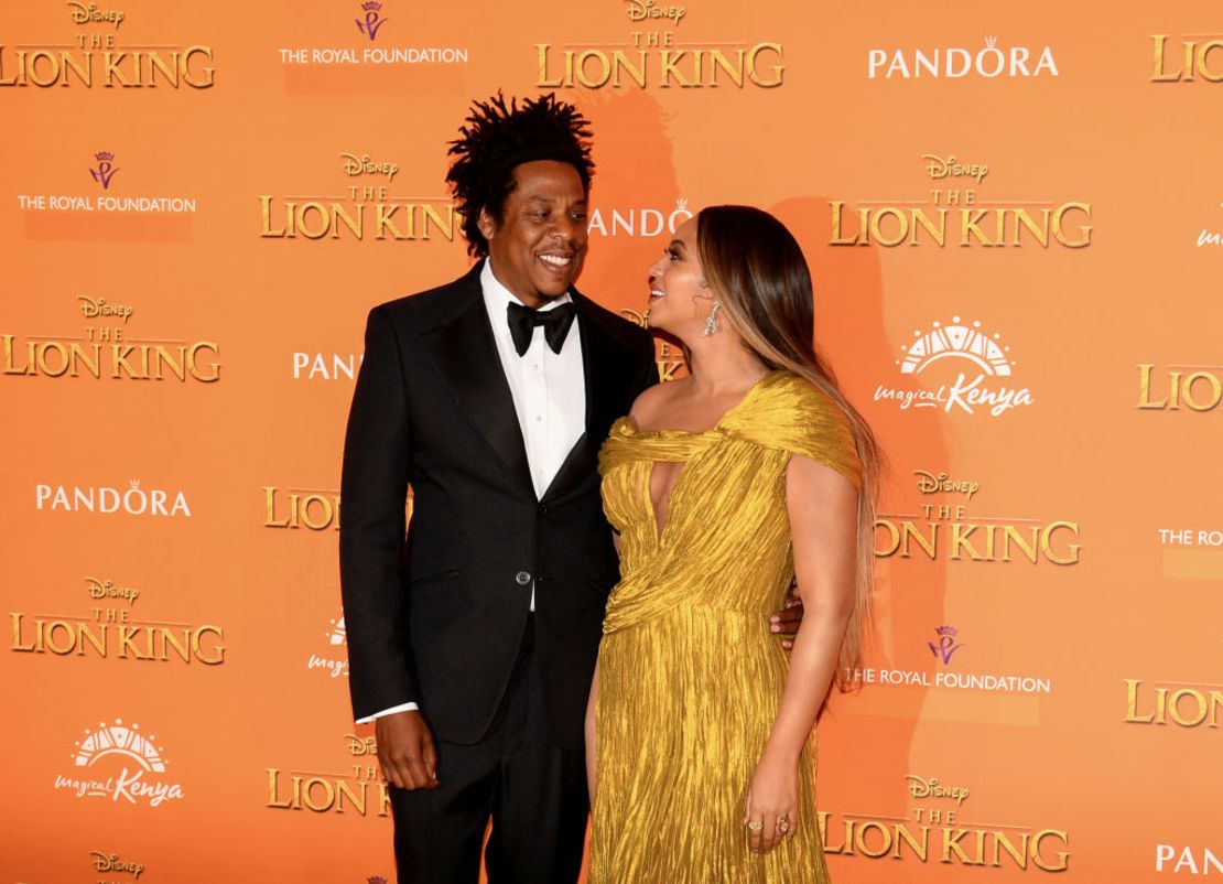 Beyonce Knowles-Carter y Jay-Z asisten al estreno europeo de "El Rey León" de Disney en Odeon Luxe Leicester Square el 14 de julio de 2019 en Londres, Inglaterra.