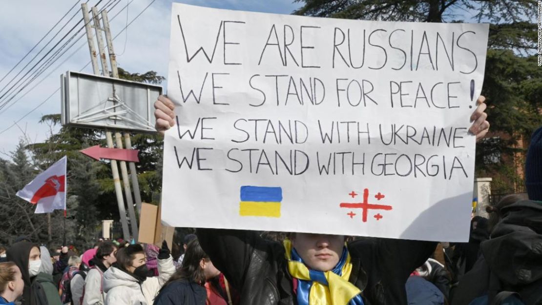 Un manifestante contra la guerra sostiene una pancarta durante una manifestación frente a la antigua embajada rusa en Tiflis el 12 de marzo.