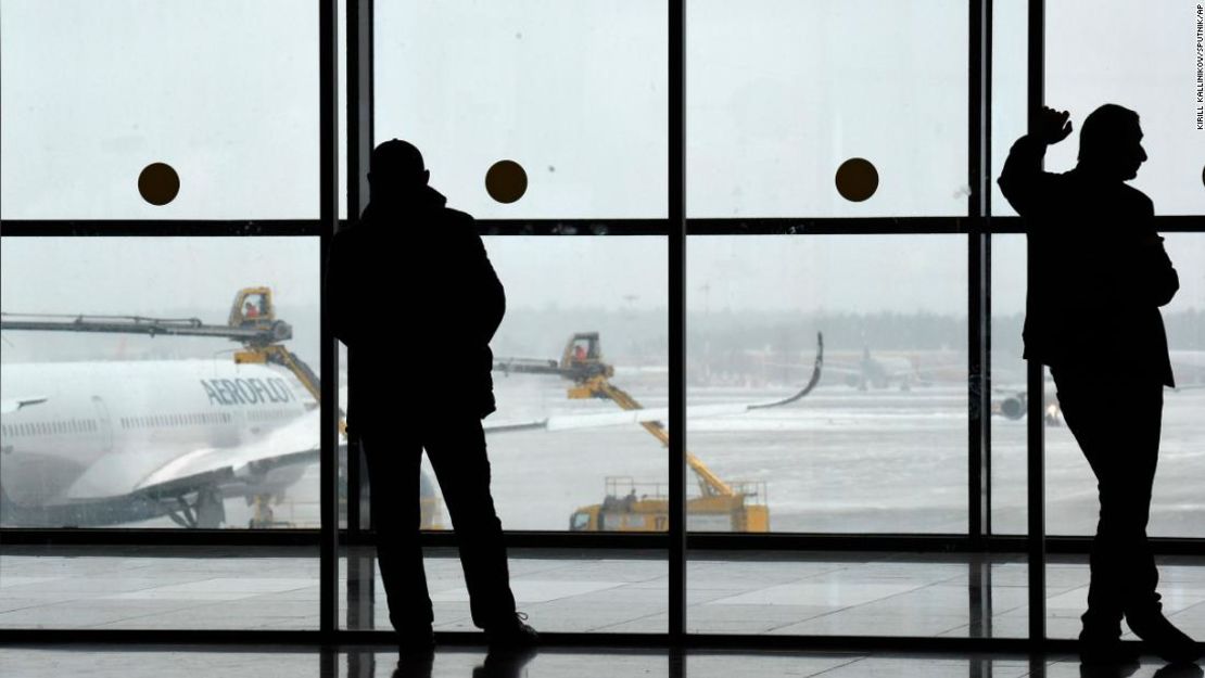 Personas en la terminal del Aeropuerto Internacional Sheremetyevo de Moscú el 8 de marzo.