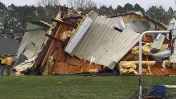 CNNE 1179046 - un tornado deja 7 heridos y graves danos en arkansas