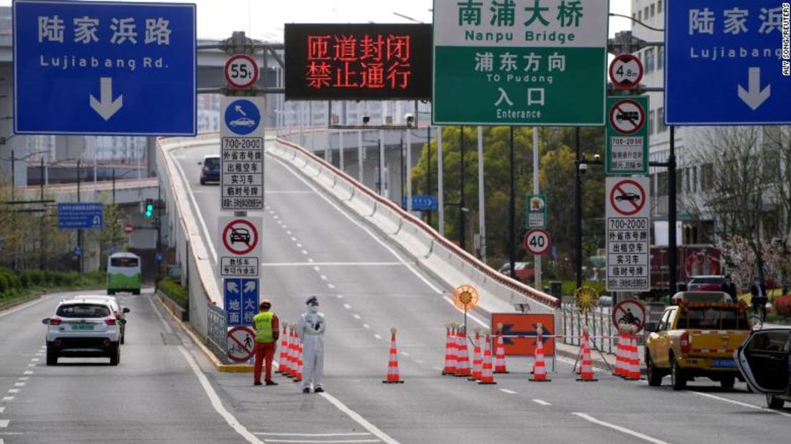 Un agente de policía vigila junto a un puente que conduce a la zona de Pudong de Shanghái, ahora en un cierre por covid-19.