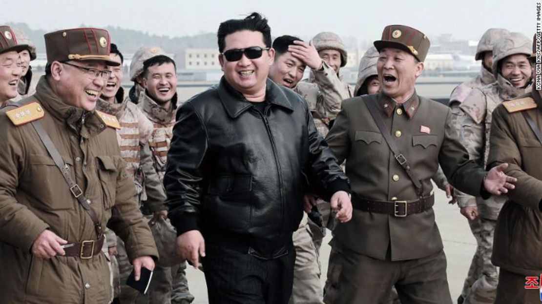 Esta imagen de los medios de comunicación estatales norcoreanos, supuestamente tomada el 24 de marzo, muestra al líder Kim Jong Un caminando con personal militar de Corea del Norte durante la operación de lanzamiento de prueba de lo que, según los medios estatales, era un nuevo tipo de misil balístico intercontinental.