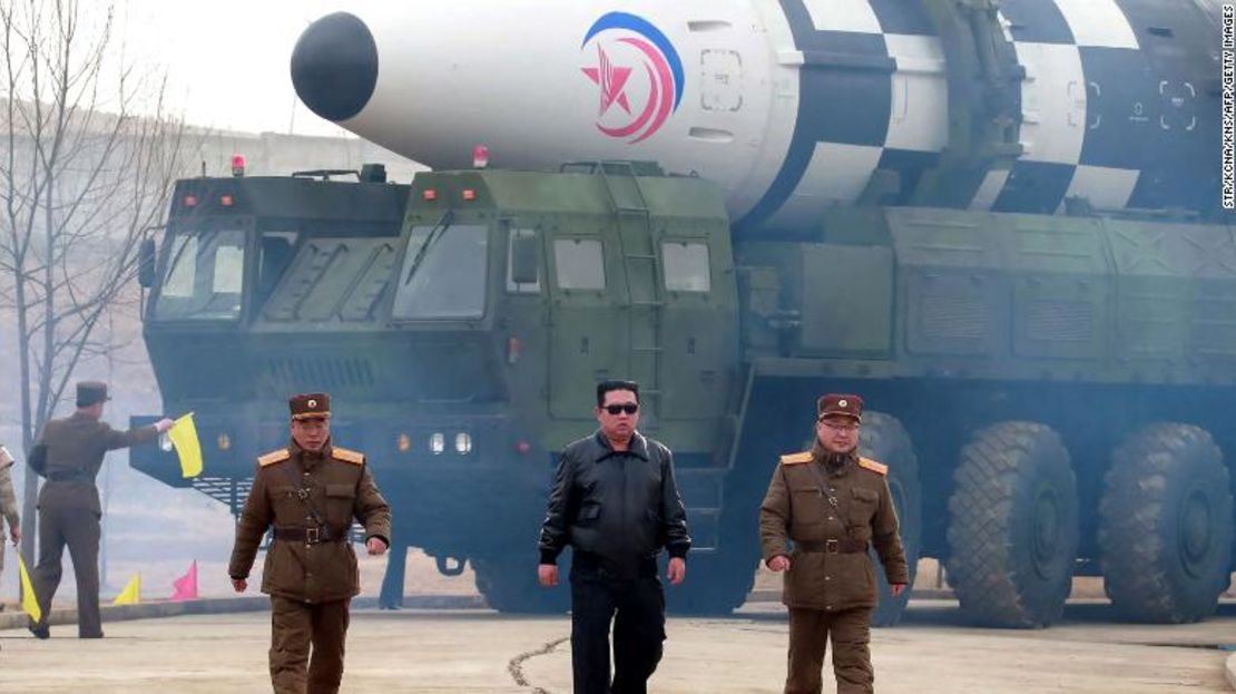 Esta imagen de la agencia oficial de noticias Korean Central News del 25 de marzo muestra supuestamente al líder Kim Jong Un caminando cerca de lo que, según los medios de comunicación estatales, es un nuevo tipo de misil balístico intercontinental. Los expertos dudan de estas afirmaciones.