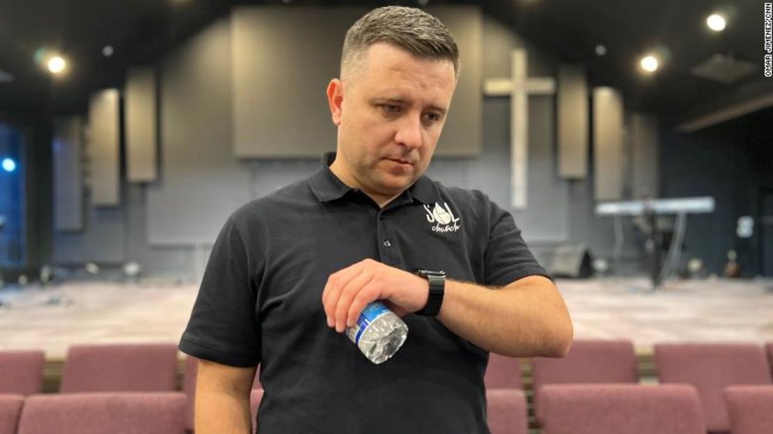 El pastor principal Vadym Dashkevych recibe una llamada en Sacramento en su reloj de un o en la frontera con México.