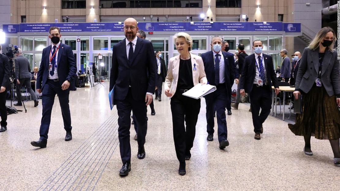 La presidenta de la Comisión Europea, Ursula von der Leyen, y el presidente del Consejo de la UE, Charles Michel, en Bruselas, el 25 de marzo.