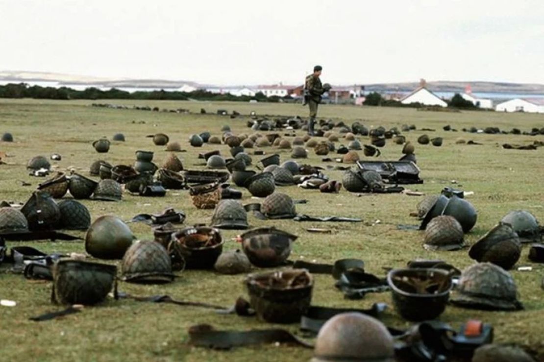 Cascos y equipos de soldados argentinos tras la rendición del 14 de junio de 1982.