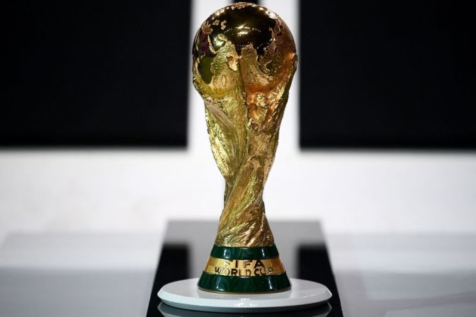 Unos 2000 invitados asistieron al sorteo de los grupos del mundial, encabezado por la exjugadora internacional de la selección de fútbol de Estados Unidos y dos veces ganadora de la Copa del Mundo Carli Lloyd, el experto y exjugador de Inglaterra Jermaine Jenas y la presentadora deportiva Samantha Johnson.