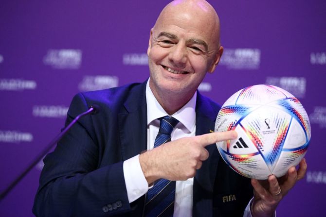 Gianni Infantino, presidente de la FIFA, junto a la pelota oficial del Mundial de Qatar 2022.