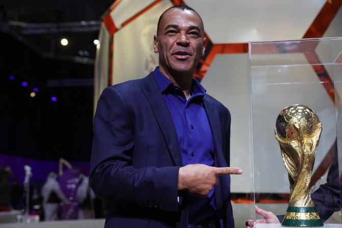 Cafu, el exjugador de la selección de Brasil y Lothar Matthäus de Alemania encabezan a los asistentes al sorteo del Mundial de Qatar 2022. Ellos fueron los capitanes de las selecciones de los países hacia la gloria de la Copa del Mundo. Victorioso en 1994 y 2002, Cafú sigue siendo el único jugador que ha participado en tres finales consecutivas, mientras que los esfuerzos de Matthäus para llevar a Alemania al título en 1990 vieron al centrocampista recompensado con el trofeo Ballon d'Or.