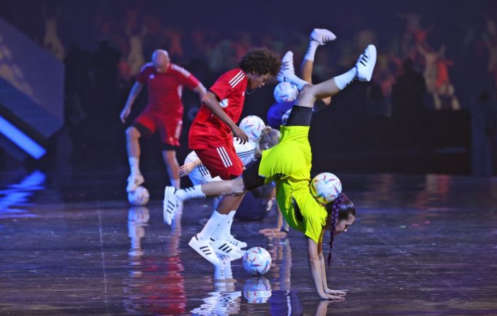 Un grupo de atletas se presentan en la ceremonia del sorteo de grupos de la copa Qatar 2022 el 1 de abril de 2022.