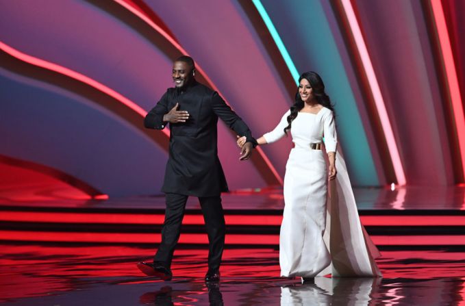 Idris Elba y Reshmin Chowdhury suben al escenario durante el sorteo final de la Copa Mundial de la FIFA Qatar 2022 en el Centro de Exposiciones de Doha el 1 de abril de 2022 en Doha, Qatar.