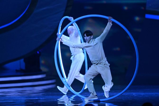 Bailarines actúan durante el sorteo de la Copa Mundial 2022 en Qatar en el Centro de Convenciones y Exposiciones de Doha el 1 de abril de 2022.