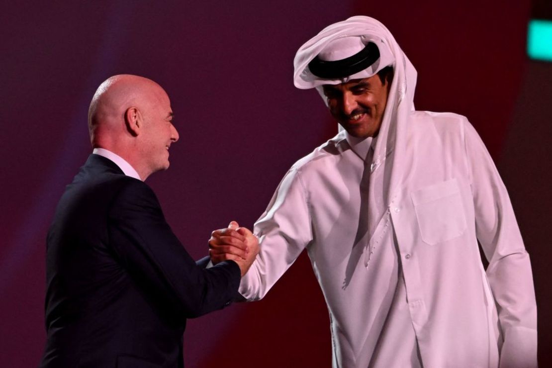 El presidente de la FIFA Gianni Infantino junto al emir de Qatar Sheikh Tamim bin Hamad al-Thani el 1 de abril de 2022.