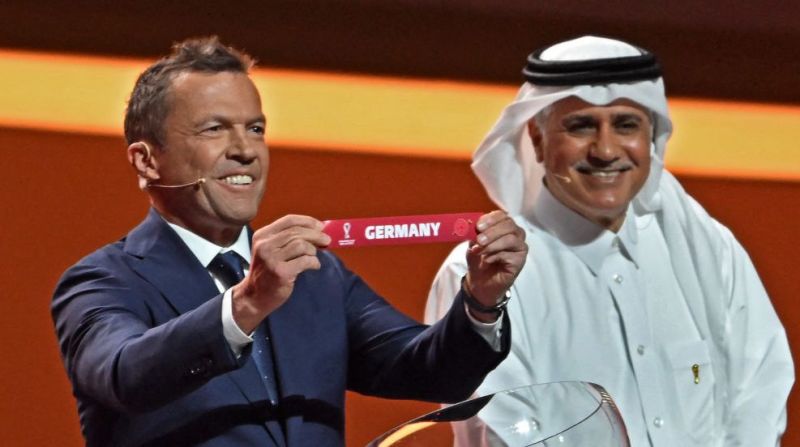 El exfutbolista alemán Lothar Matthaus sostiene la tarjeta que muestra el nombre de Alemania durante el sorteo de la Copa del Mundo de 2022.