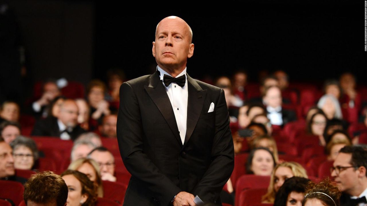 CNNE 1180275 - los razzie retiran "premio" a bruce willis